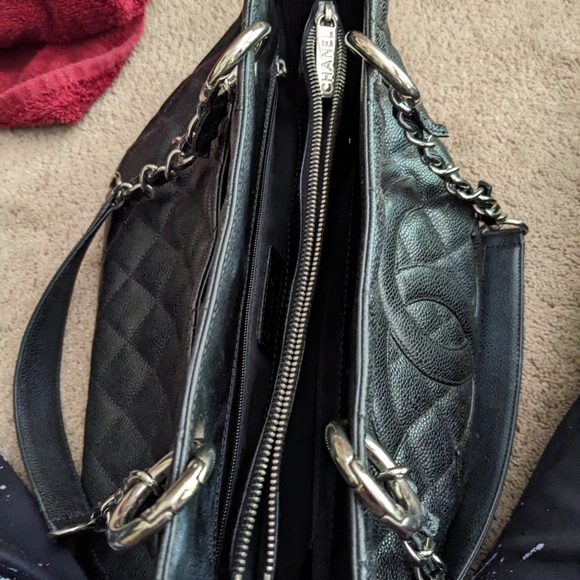 LARGE CHANEL BLACK QUILTED BAG, CHAIN STRAP, VERY GOOD PRE-OWNED CONDITION - Picture 7 of 10